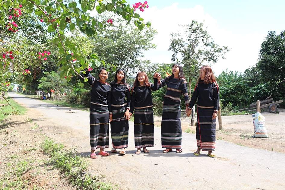 Những cô gái M’nông  duyên dáng  trong trang phục truyền thống. 
