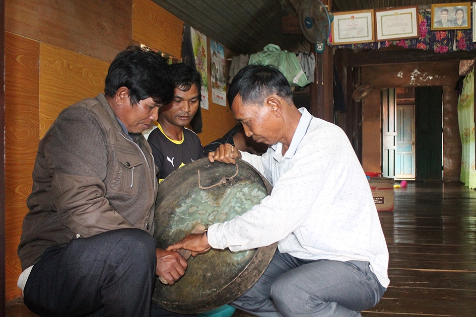 Nghệ nhân Y Xuân truyền dạy cồng chiêng cho người dân  trong buôn Kwang A (xã Cư Bao).