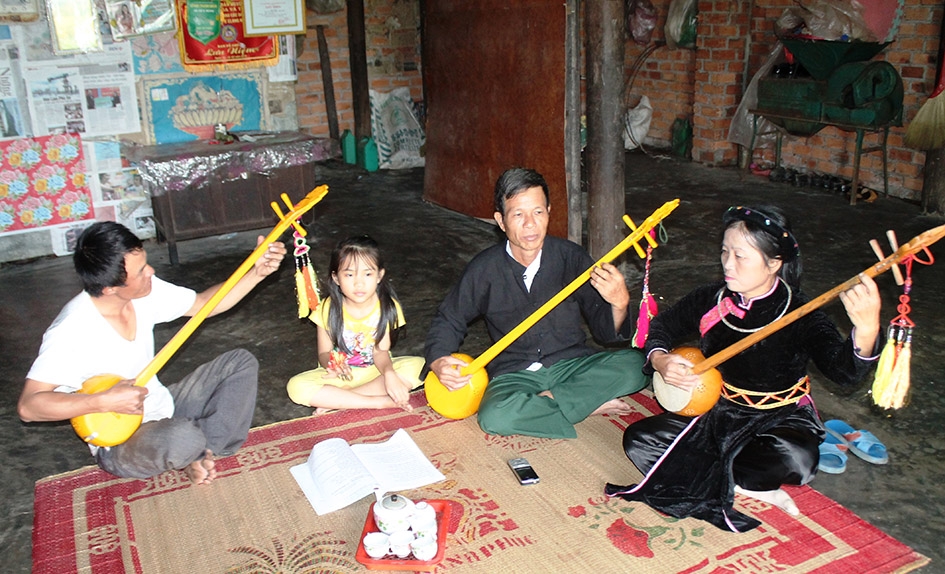 Vợ chồng ông Phương truyền dạy đàn tính hát then cho con trai và cháu nội.  