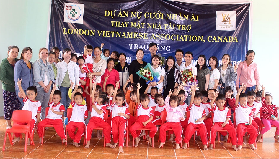 Đại diện Dự án Nụ cười nhân ái bàn giao công trình phụ trợ cho Điểm trường thôn Thanh Hợp,  xã Vụ Bổn, huyện Krông Pắc. 