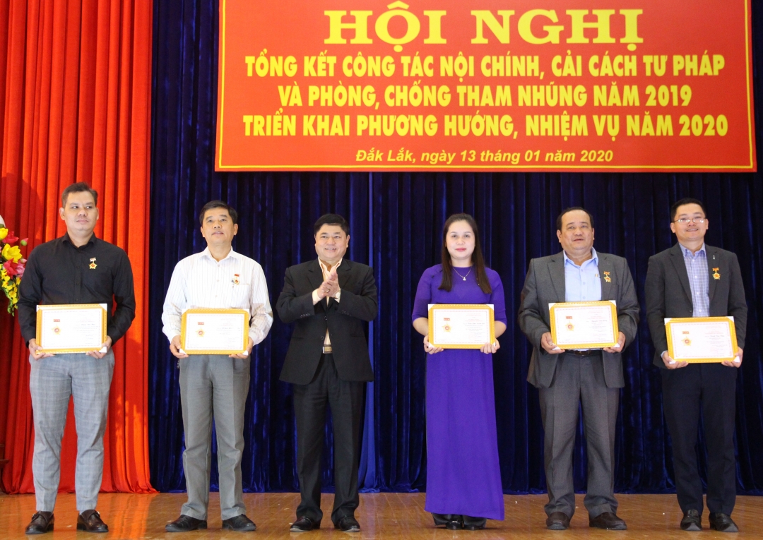 Phó Bí thư Thường trực Tỉnh ủy Phạm Minh Tấn trao Kỷ niệm chương tặng các cá nhân.