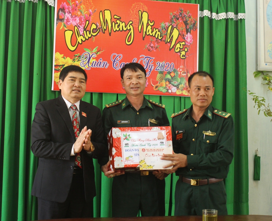 Phó trưởng Đoàn Chuyên trách Đoàn Đại biểu Quốc hội tỉnh Y Khút Niê tặng quà đại diện Đồn Biên phòng Ia Rvê