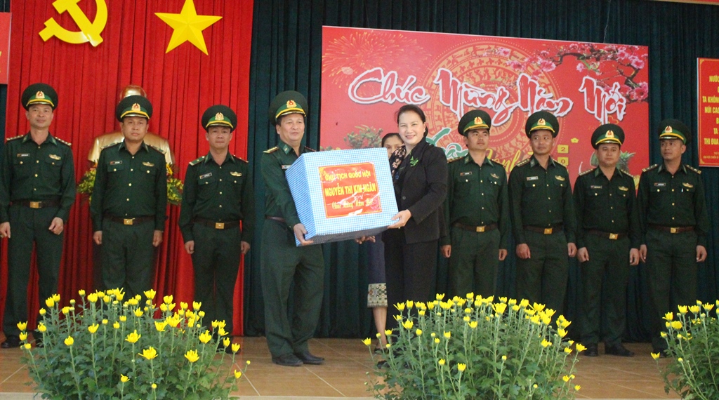Chủ tịch Quốc hội Nguyễn Thị Kim Ngân trao quà tặng cán bộ, chiến sĩ Bộ đội Biên phòng tỉnh