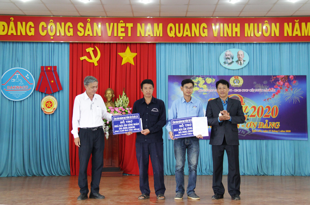 Công đoàn ngành Giao thông vận tải và Công ty Cổ phần Cấp nước Đắk Lắk trao bảng tượng trưng và quyết định hỗ trợ xây dựng, sửa chữa nhà Mái ấm công đoàn cho đoàn viên khó khăn về nhà ở