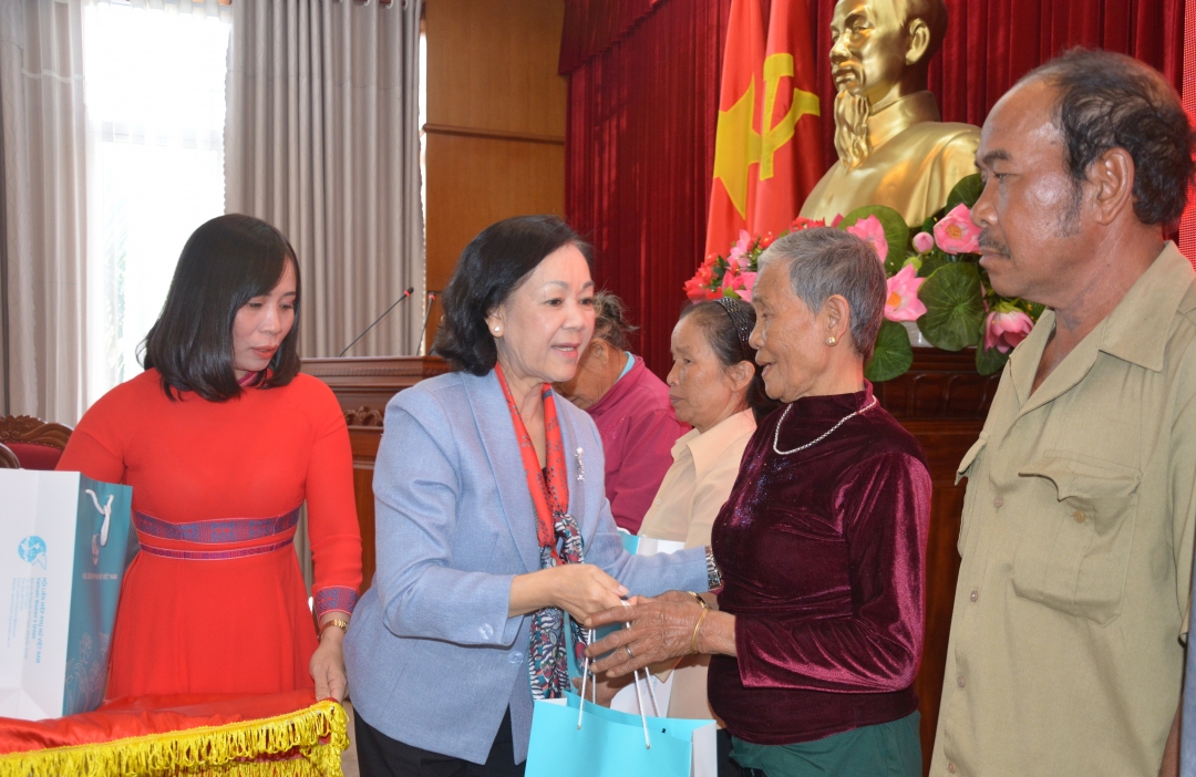 Đồng chí Trương Thị Mai, Ủy viên Bộ Chính trị, Trưởng Ban Dân vận Trung ương  tặng quà cho các hộ gia đình khó khăn