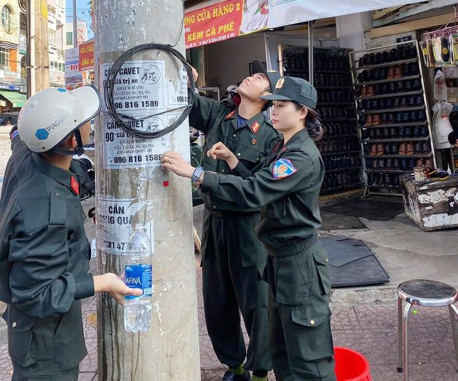 Đoàn viên, thanh niên Đoàn cơ sở Phòng Cảnh sát cơ động (Công an tỉnh)  xóa quảng cáo rao vặt