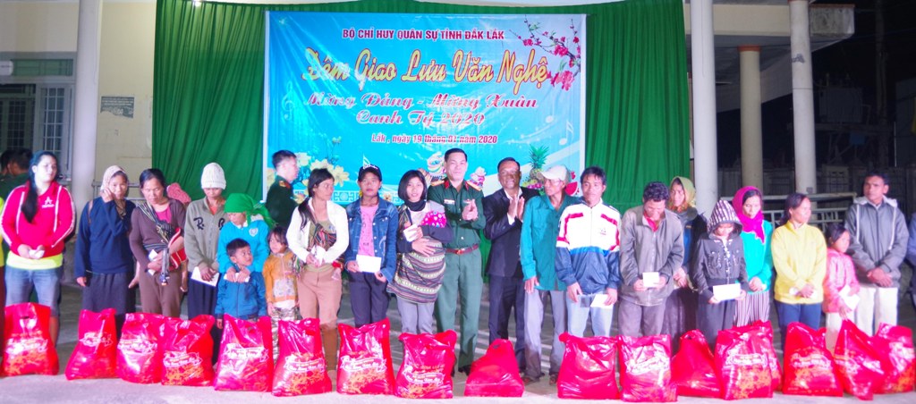 Lãnh đạo Bộ Chỉ huy Quân sự tỉnh tặng quà Tết cho bà con trên địa bàn huyện Lắk