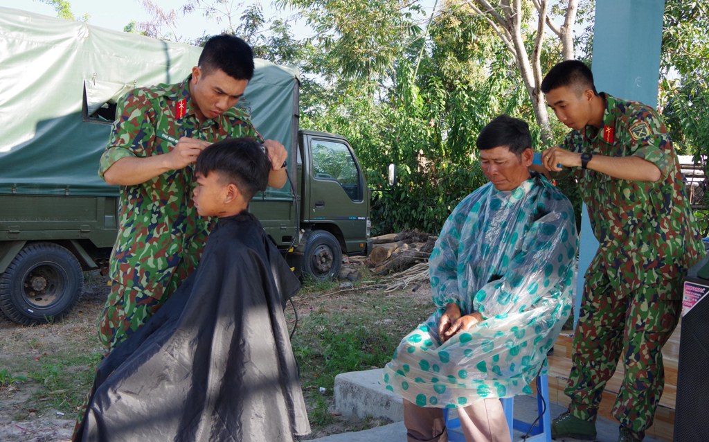 Các chiến sĩ cắt tóc miễn phí cho người dân trên địa bàn xã