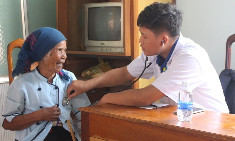 Bác sĩ Hội Thầy thuốc trẻ TP. Buôn Ma Thuột khám bệnh cho người dân xã Dray Sáp, huyện Krông Ana