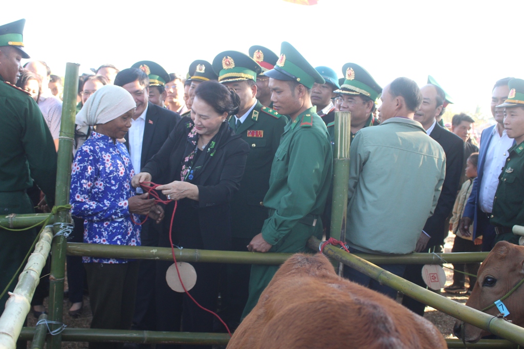 Chủ tịch Quốc hội Nguyễn Thị Kim Ngân trao bò giống tặng các gia đình có hoàn cảnh khó khăn