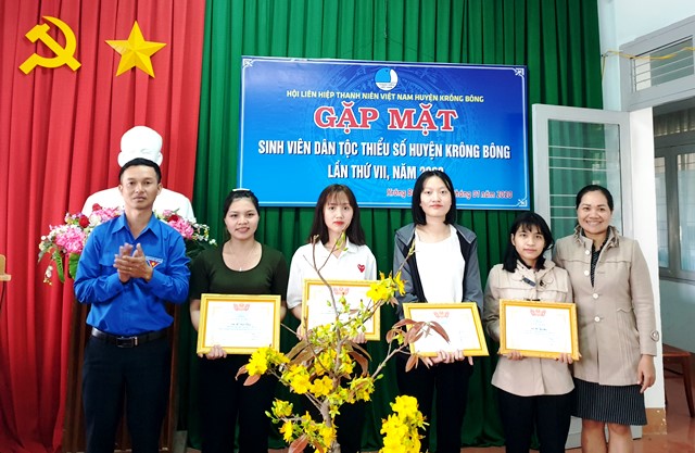 Đại diện lãnh đạo huyện, Hội Liên hiệp Thanh niên Việt Nam huyện trao giấy khen cho các sinh viên có học bổng cho các em có học lực Giỏi