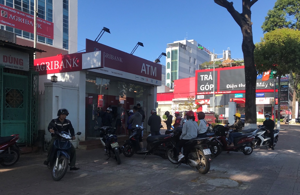 Quang cảnh giao dịch tại ATM Agribank Đắk Lắk những ngày cận Tết