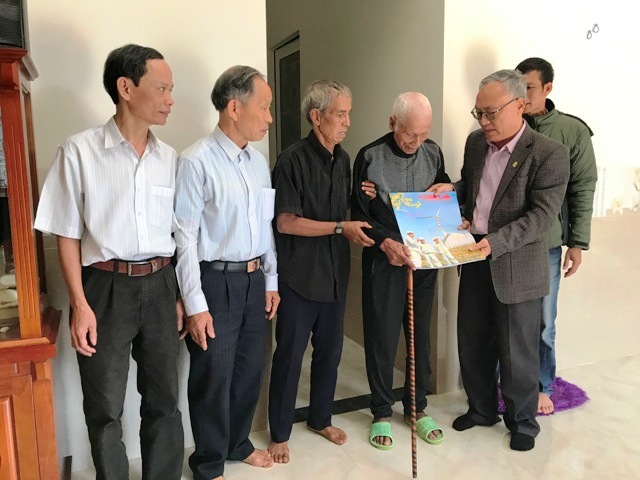 Tổng Biên tập Báo Đắk Lắk trao quà Tết tặng già làng Y Bhăt Kbuôr (97 tuổi).