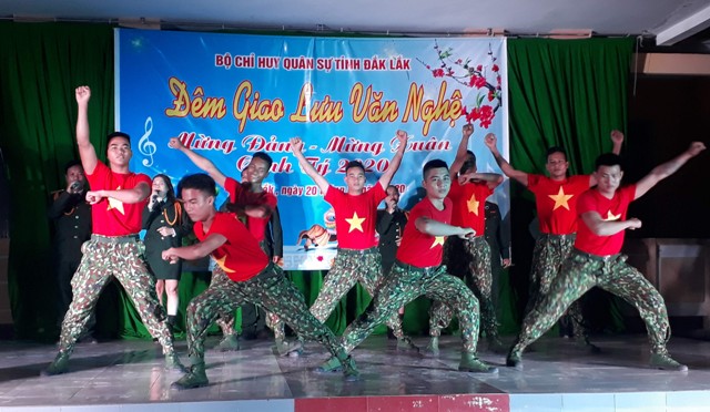 Một tiết mục múa hát tập thể trong chương trình giao lưu văn nghệ tại xã Cư Prao (huyện M'Đrắk).