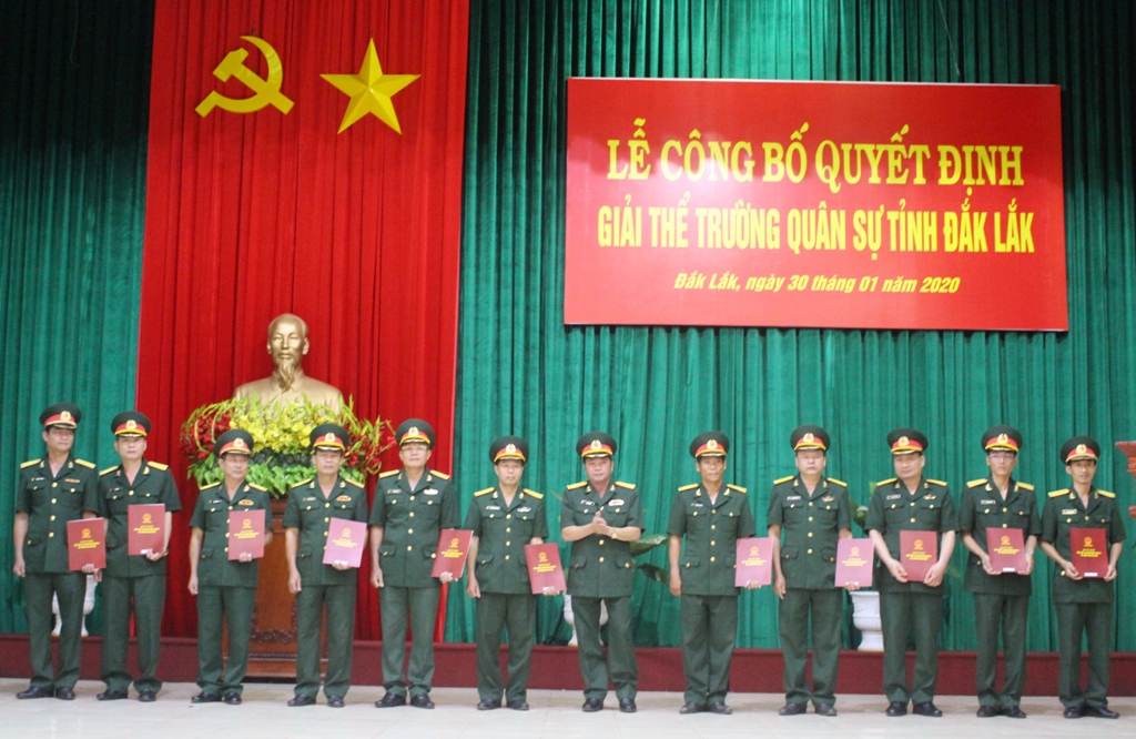 Đại tá Lê Mỹ Danh trao Quyết định điều động, bổ nhiệm cho các quân nhân của Trường Quân sự tỉnh
