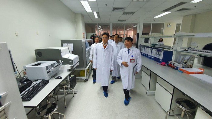 Phó Thủ tướng Chính phủ Vũ Đức Đam kiểm tra, đánh giá khả năng ứng phó với bệnh viêm đường hô hấp cấp do chủng virus corona mới (nCoV) tại Bệnh viện Bệnh Nhiệt đới Trung ương cơ sở 2. Ảnh: Bộ Y tế