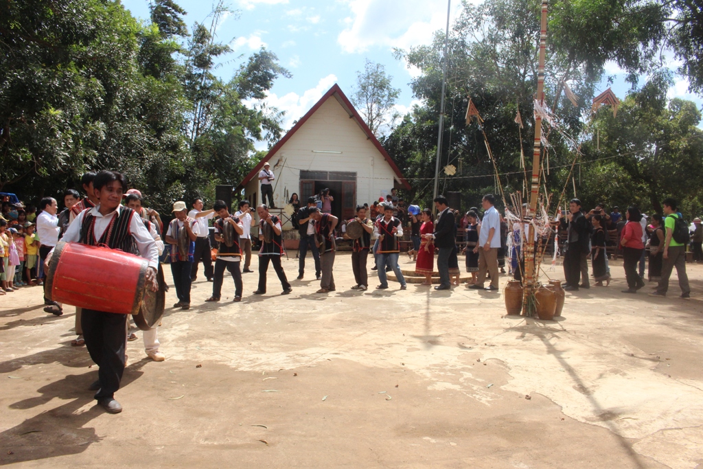 Mở rộng vòng xoang trong lễ mừng cơm mới ở buôn Kon Hring.