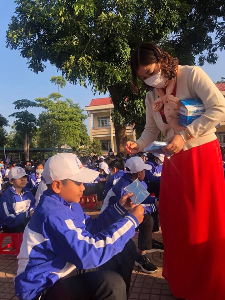Giáo viên Trường THCS  Trần Hưng Đạo (TP. Buôn Ma Thuột) hướng dẫn học sinh đeo khẩu trang y tế đúng cách để phòng dịch cúm. 
