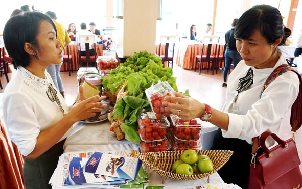 Chị Vũ Thị Kiều Oanh, Giám đốc Công ty TNHH Nông nghiệp sạch M’Đrắk Farm (bên trái) giới thiệu sản phẩm  của đơn vị tại chương trình 
