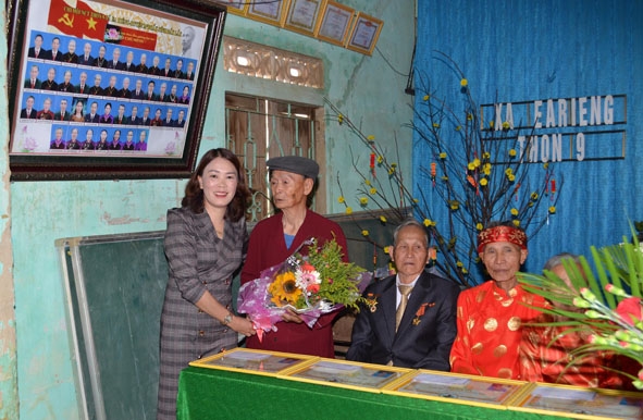 Chị Hồ Thị Trường đại diện các con tặng hoa chúc thọ cụ Tấn.