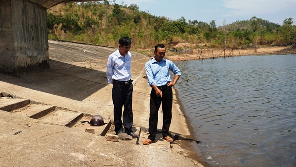 Cán bộ Phòng NN-PTNT huyện Buôn Đôn và Công ty TNHH MTV Quản lý công trình thủy lợi - Chi nhánh Buôn Đôn kiểm tra mực nước tại hồ Đắk Huar, xã Ea Huar.  