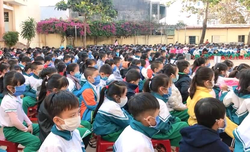 Học sinh Trường Tiểu học Võ Thị Sáu đeo khẩu trang phòng chống dịch bệnh Corona