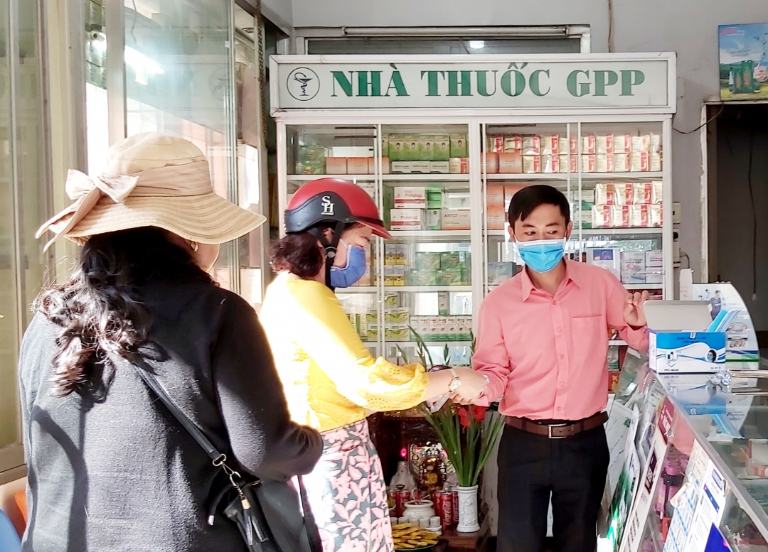 Người dân nhận khẩu trang y tế miễn phí tại nhà thuốc 86 Nơ Trang Long (TP. Buôn Ma Thuột).