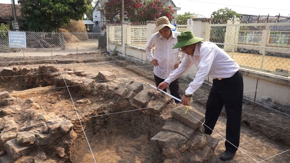 Khai quật di chỉ khảo cổ phế tích Chăm tại thôn 2, xã Hòa Phong, huyện Krông Bông. 