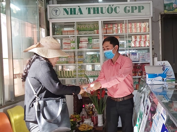 Nhà thuốc 86 Nơ Trang Lơng tặng khẩu trang miễn phí cho người dân phòng chống dịch.