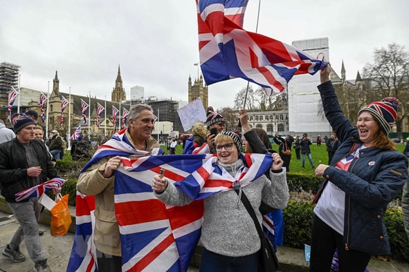 Người dân ủng hộ Brexit tuần hành bên ngoài Quảng trường Nghị viện Anh ở London ngày 31-1-2020. 