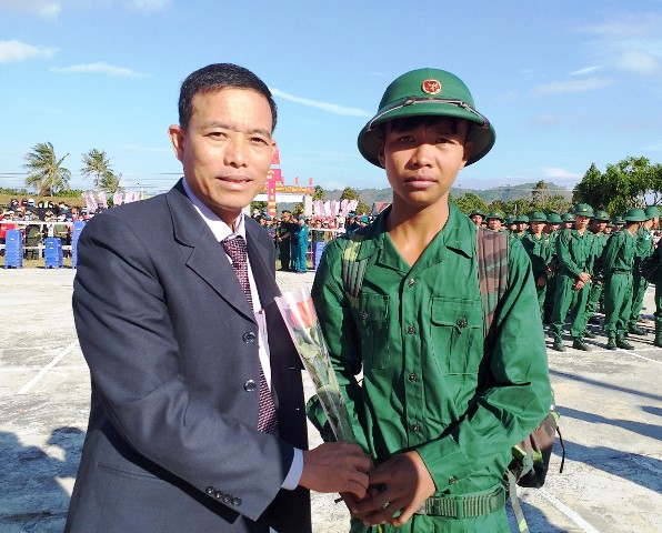 Phó Bí thư Huyện ủy, Chủ tịch UBND huyện Lê Văn Long động viên các tân binh.