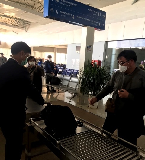 Cán bộ Cục Hải quan Đắk Lắk kiểm tra hàng hóa xuất nhập cảnh của hành khách tại sân bay Liên Khương, tỉnh Lâm Đồng