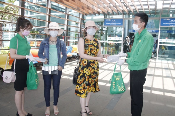 Nhân viên Taxi Mai Linh phát khẩu trang cho người dân tại Sân bay Buôn Ma Thuột. 