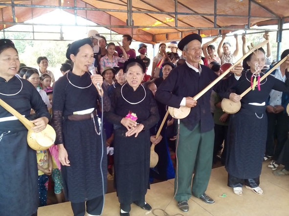 Biểu diễn đàn tính tại Lễ hội Thanh Minh năm 2019 tại xã Cư Amung, huyện Ea H'leo