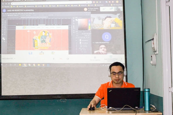 Giảng viên Trường Cao đẳng FPT polytechnic Tây Nguyên dạy học trực tuyến cho sinh viên.