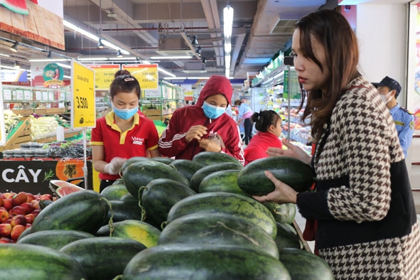 Người dân mua dưa hấu tại siêu thị Vinmart Buôn Ma Thuột. 