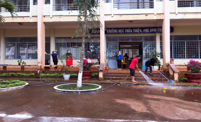 Trường THPT dân tộc nội trú Ea H'leo dọn vệ sinh để phòng dịch bệnh