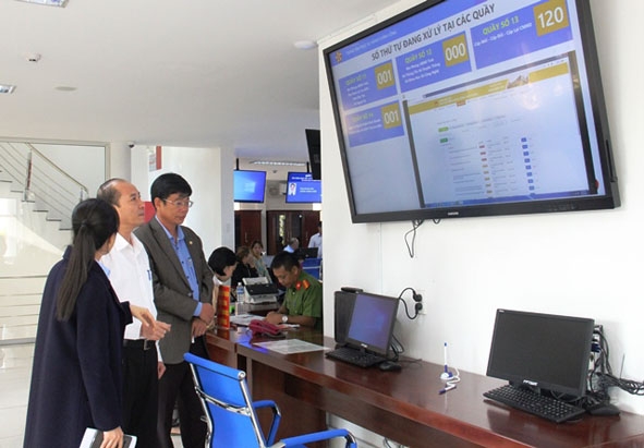 Chủ tịch UBND tỉnh Phạm Ngọc Nghị (đứng giữa) tham quan cơ sở hạ tầng tại Trung tâm.   