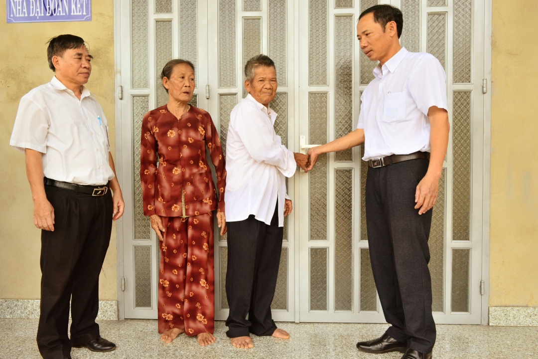 Lễ bàn giao nhà Đại đoàn kết cho ông Lê Nọ (thứ 3 từ trái sang), trú tại xãnh Ea K u ăng, huyện K rông Pắc