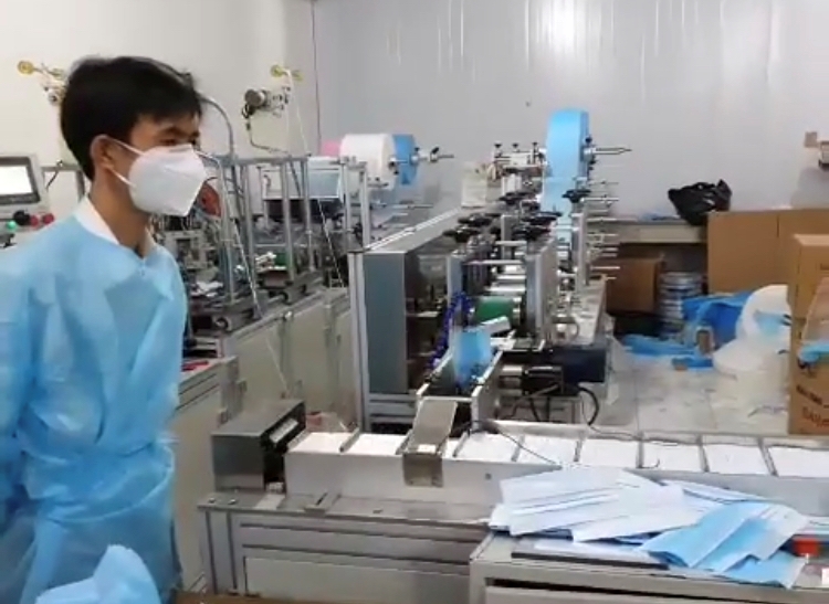 Tổng Giám đốc Công ty Cổ phần Dược - Vật tư y tế Đắk Lắk Phan Thành Trinh trực tiếp kiểm tra một cơ sở sản xuất, cung ứng vật tư y tế cho công ty