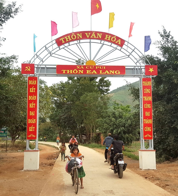 Ea Lang là thôn  đồng bào Hmông  đầu tiên  của huyện Krông Bông  được  công nhận thôn  văn hóa. 