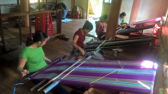 Các học viên thực hành nghề dệt thổ cẩm tại xã Ea Tul. 