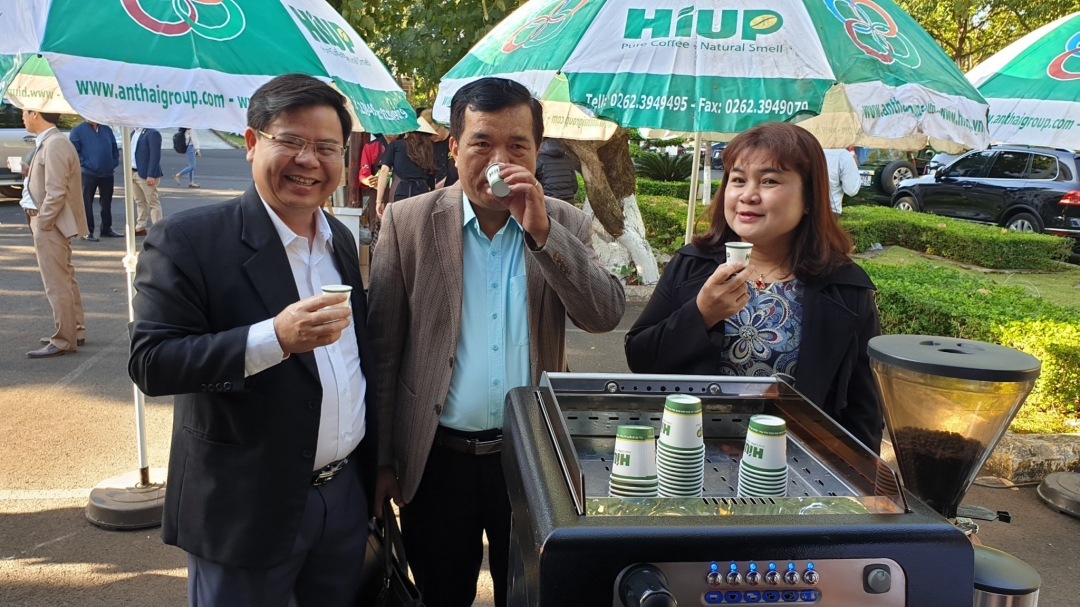 Phó Chủ tịch UBND tỉnh H'Yim Kđoh cùng các đại biểu thưởng thức cà phê An Thái 
