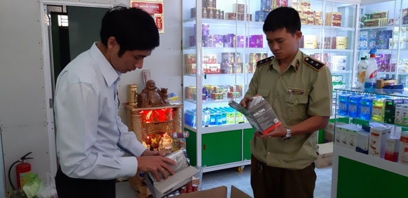 Cục Quản lý thị trường tỉnh kiểm tra mặt hàng khẩu trang y tế bày bán tại một nhà thuốc  ở TP. Buôn Ma Thuột. 