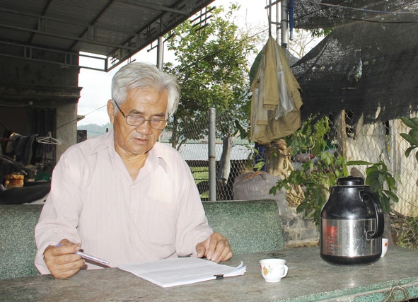 Ông Nguyễn Hùng Tương kiểm tra quỹ nạn nhân chất độc da cam quyên góp tại địa phương.  