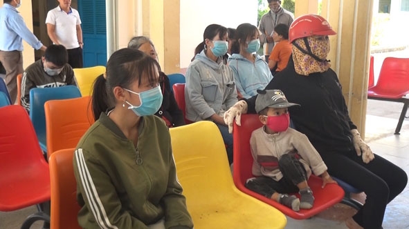 Người dân đến khám bệnh tại Bệnh viện Đa khoa huyện Ea Súp được khuyến cáo đeo khẩu trang  phòng chống dịch.    Ảnh: Đ.Hạnh