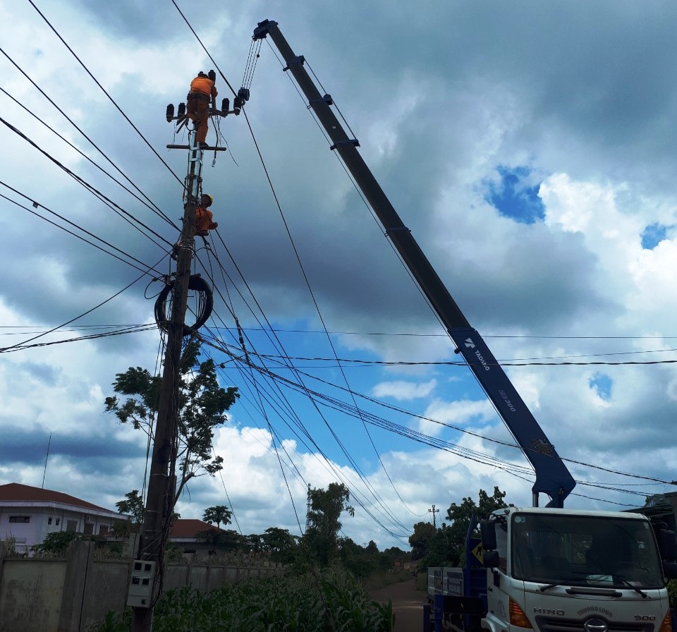 Công nhân Điện lực Ea H'leo thực hiện kiểm tra, sửa chữa lưới điện