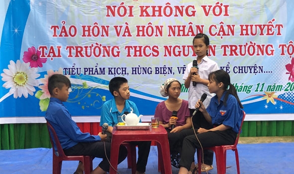 Tiểu phẩm kịch “Nói không với tảo hôn và hôn nhân cận huyết” của các em học sinh Trường THCS Nguyễn Trường Tộ (xã Ea H’đing, huyện Cư M’gar).   