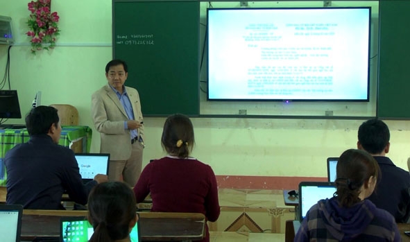 Trường THCS Nguyễn Khuyến  (thị trấn  Ea Kar)  tập huấn cho giáo viên sử dụng mạng xã hội học tập ViettelStudy. 