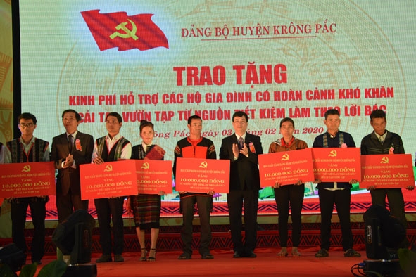 Các hộ gia đình nhận tiền hỗ trợ trong dịp kỷ niệm 90 năm Ngày thành lập Đảng Cộng sản Việt Nam. 